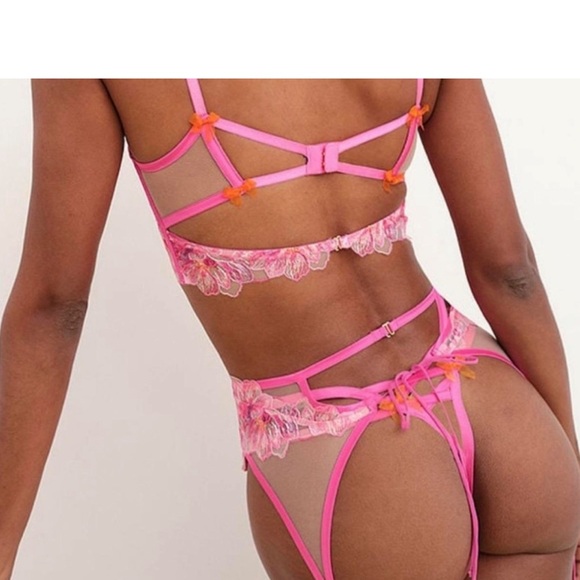 For Love & Lemons NWT and Bag Bras in Hibiscus Embroidery
$65 $139 Size: Various - Picture 4 of 4